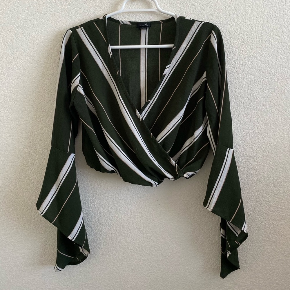 Cropped long sleeve dark green top